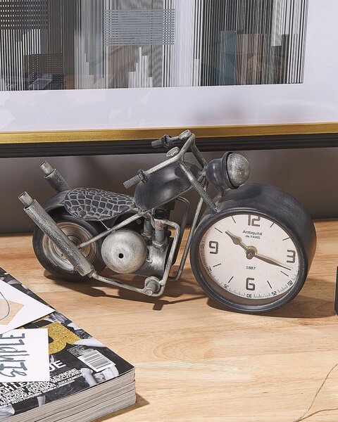 Stojace hodiny čierna biela strieborná železo sklo MDF tvar motorky dekoratívne hodiny na stôl moderný vintage štýl obývačka spálňa