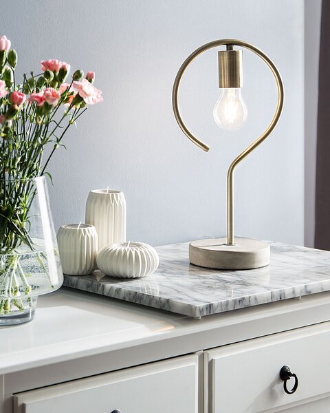 Stolná lampa mosadzná kov syntetický materiál betónový podstavec 40 cm moderný industriálny štýl obývačka spálňa