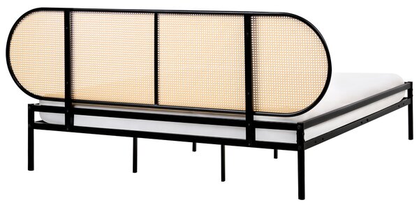 Posteľ čierna železo kovový rám 180 x 200 cm lamelový rošt PE ratan viedenský výplet s čelom moderný boho štýl spálňa