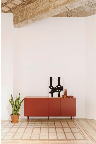 Červená nízka komoda v dekore duba 165x78 cm Arista – Teulat