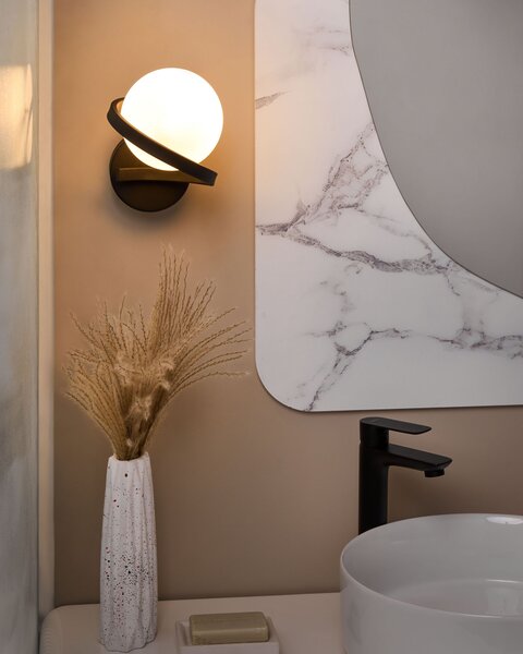 Nástenná lampa čierna kovová guľaté sklenené tienidlo elegantné moderné minimalistické svietidlo