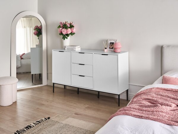 Komoda s dvierkami a zásuvkami biela MDF moderný minimalistický dizajn obývacia izba úložný nábytok