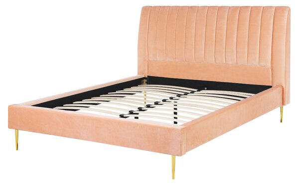 Čalúnená posteľ broskyňová zamatová 160 x 200 cm lamelový rošt vysoké čelo elegantný dizajn spálňa