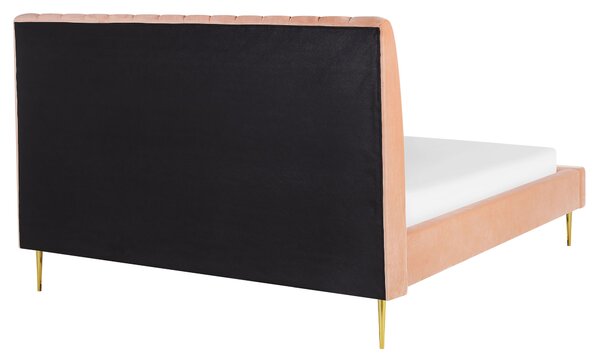 Čalúnená posteľ broskyňová zamatová 160 x 200 cm lamelový rošt vysoké čelo elegantný dizajn spálňa