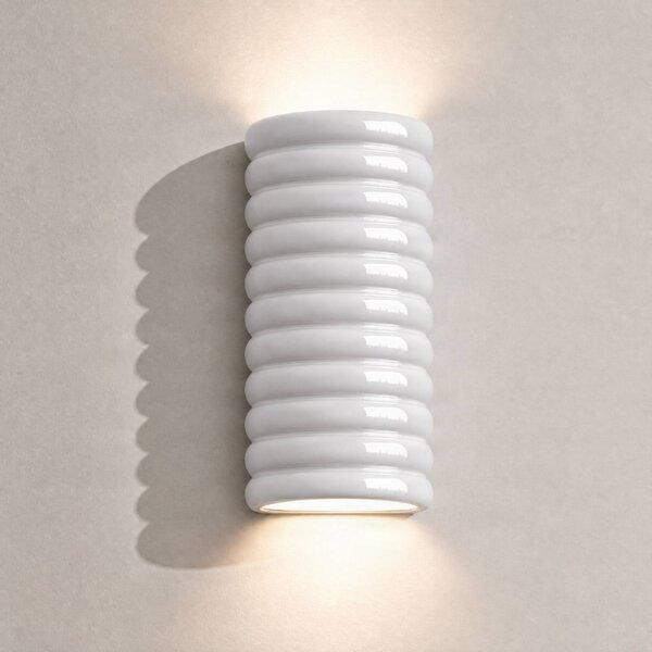 Lucande LED nástenné svetlo Riff, biela, keramika, výška 25 cm, Biela / opálová, Chodba, Keramický, Dizajn, Nástenné svietidlo