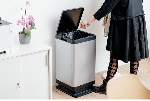 Nášľapný plastový odpadkový kôš v striebornej farbe 80 l Tokyo – DEA HOME
