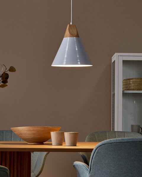 Závesná lampa biely kov a drevo s kužeľovitým tieňom v škandinávskom štýle pre obývaciu izbu jedáleň kuchynský ostrov