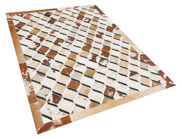 Koberec hnedá béžová hovädzia koža 140 x 200 cm geometrický patchworkový vzor obdĺžnikový tvar boho moderný štýl obývačka spálňa