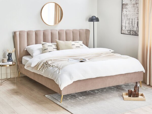Posteľ sivobéžová zamatové čalúnenie 180 x 200 cm zlaté kovové nohy prešívané čelo s USB portom moderný glamour štýl spálňa