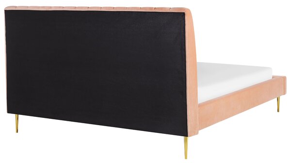 Čalúnená posteľ broskyňová zamatová 180 x 200 cm lamelový rošt vysoké čelo elegantný dizajn spálňa