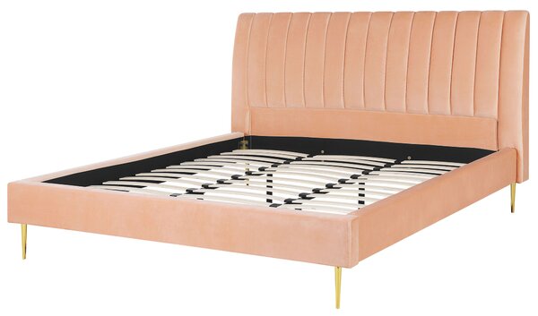 Čalúnená posteľ broskyňová zamatová 180 x 200 cm lamelový rošt vysoké čelo elegantný dizajn spálňa