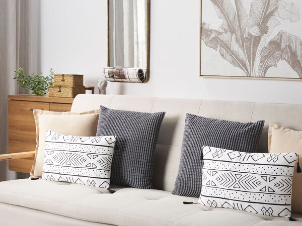 Sada 2 dekoratívnych vankúšov čierna biela zamat 30 x 50 cm geometrický vzor so strapcami obdĺžnikový tvar boho moderný štýl doplnky
