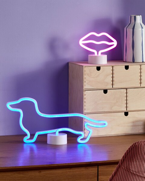 Neónová LED svietiaca dekorácia v tvare pier ružová PVC materiál dekoratívne svietidlo na batérie