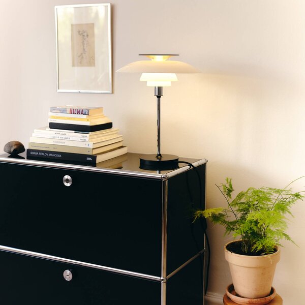 Louis Poulsen stolová lampa PH80, biela/červená/chrómová, výška 40 cm, Hliník / sivá / zinok, Obývacia izba / jedáleň, Hliník, Škandinávsky, Stojacie svietidlo