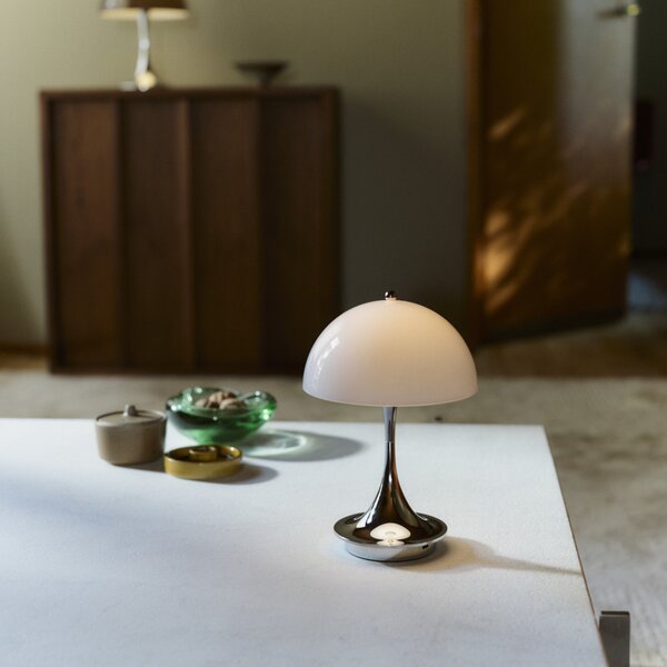 Prenosná lampa Panthella 160, Original Opal blue grey – Louis Poulsen