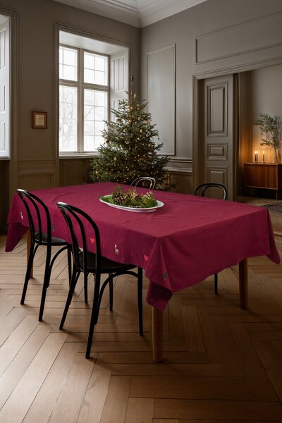 Vyšívaný obrus Christmas Fable Red 270 × 150 cm