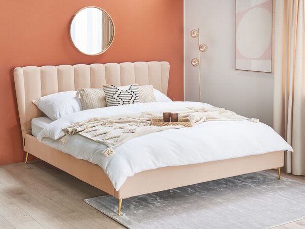 Posteľ béžová zamatové čalúnenie 180 x 200 cm zlaté kovové nohy prešívané čelo s USB portom moderný glamour štýl spálňa