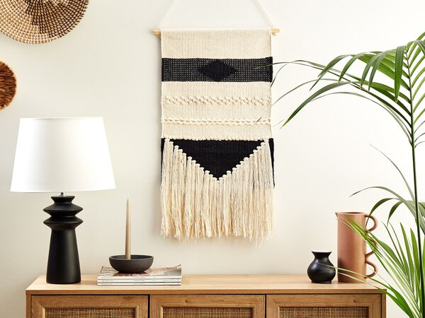 Nástenná dekorácia béžová čierna bavlna borovicové drevo pletená ručná výroba so strapcami makramé boho štýl doplnky dekorácie