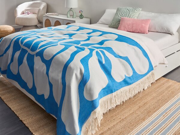 Deka modrá akryl polyester 130 x 170 cm prikrývka na posteľ kvetinový vzor strapce obývačka spálňa