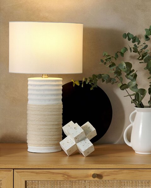 Stolná lampa béžová porcelánová základňa látkové tienidlo biely dlhý kábel s vypínačom moderný vzhľad
