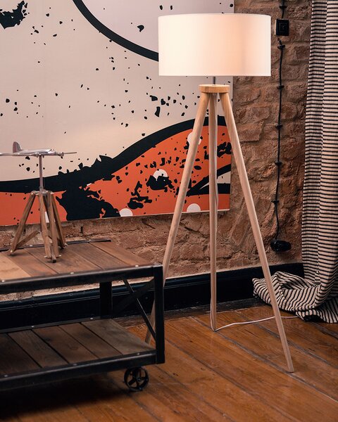 Stojaca lampa biela svetlé drevo 140 cm statívový podstavec látkové tienidlo moderný štýl obývačka spálňa
