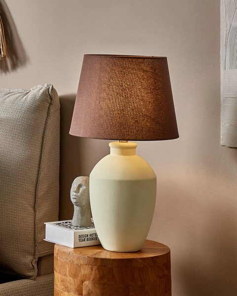 Stolná lampa biely keramický podstavec hnedé ľanové tienidlo minimalistický dizajn