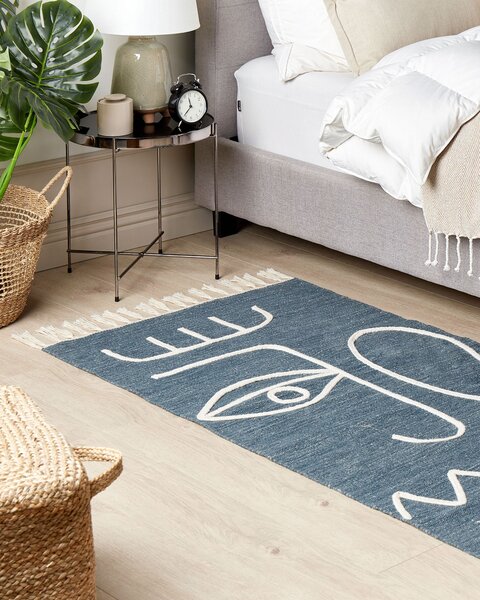 Koberec modrý polyester 80 x 150 cm ručne tkaný obdĺžnikový abstraktný vzor so strapcami boho do interiéru a exteriéru