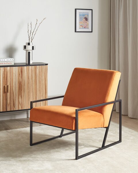 Kreslo oranžové zamatové čalúnené čierny železný rám moderná elegantná obývacia izba