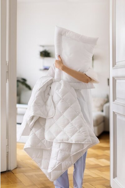 Celoročný detský set prikrývky a vankúša do detskej postieľky 100x135 cm Stitched – Essentials