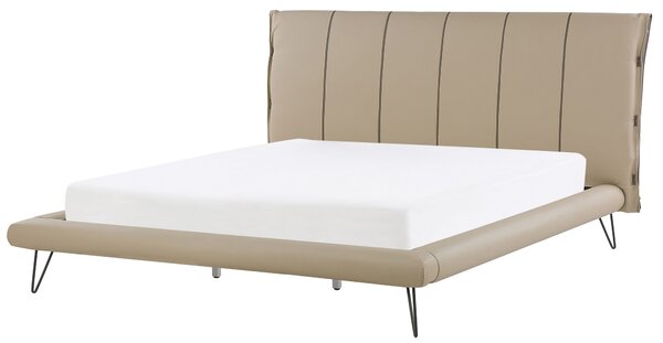 Posteľ béžová umelá koža 180 x 200 cm prešívané čelo tenké čierne nohy s lavičkou a 2 nočnými stolíkmi moderný dizajn
