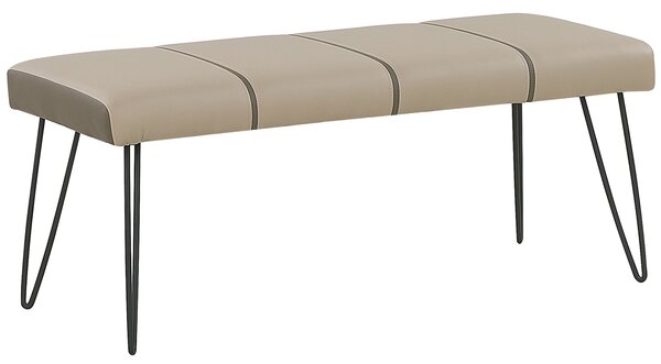 Posteľ béžová umelá koža 180 x 200 cm prešívané čelo tenké čierne nohy s lavičkou a 2 nočnými stolíkmi moderný dizajn