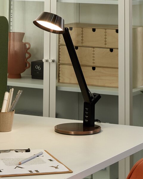 LED stolová lampa medená kovová kancelárska lampa s nastaviteľným ramenom a stmievačom USB port