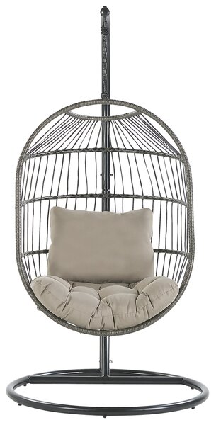 Závesné kreslo čierne z umelého ratanu s oceľovým stojanom a vankúšom obývačka terasa balkón boho rustikálny štýl
