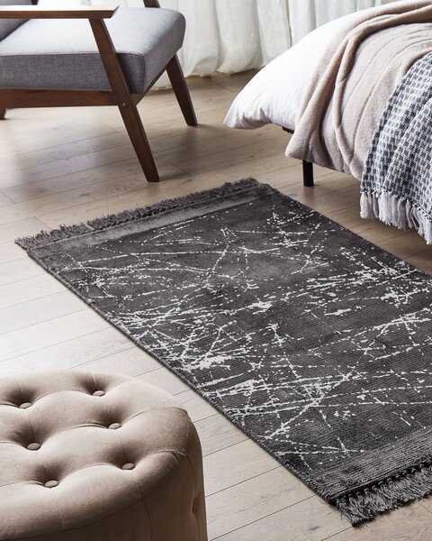 Koberec tmavosivý viskóza a bavlna 80 x 150 cm so strapcami moderný glamour štýl