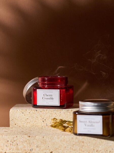 Sinsay - Vonná sviečka Cherry Crumble - lilavá
