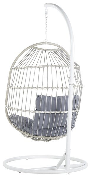 Závesné kreslo biele z umelého ratanu s oceľovým stojanom a vankúšom obývačka terasa balkón boho rustikálny štýl