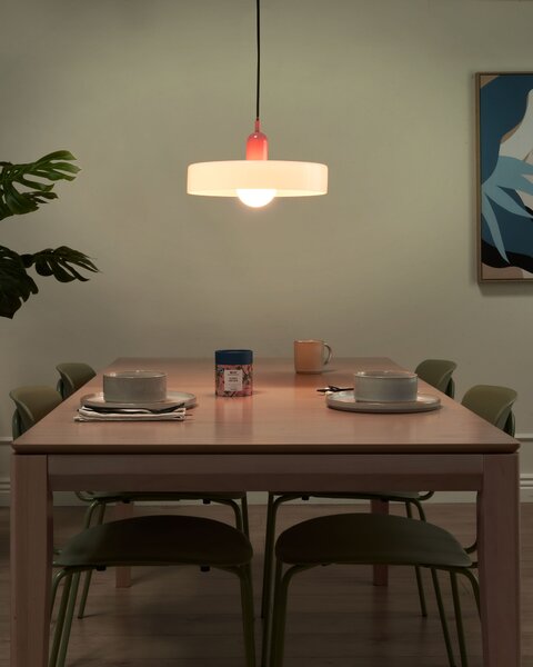 Závesná lampa biela ružová sklenené tienidlo okrúhly tvar moderný retro štýl obývacia izba kuchyňa jedáleň