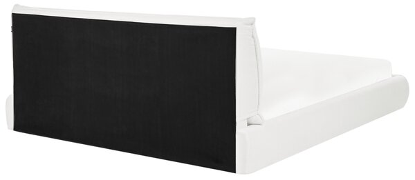 Posteľ biela buklé čalúnenie 180 x 200 cm lamelový rošt hrubé čalúnené čelo postele moderný štýl spálňa