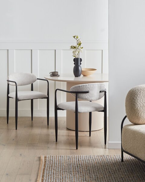 Sada 2 jedálenských stoličiek krémová biela polyesterové čalúnenie kovový rám štýl mid-century modern