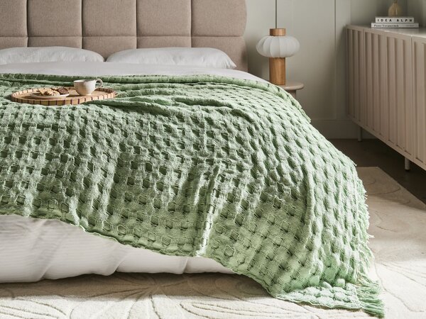 Prikrývka na posteľ zelená bavlnená 200 x 220 cm deka so strapcami klasický dizajn spálňa