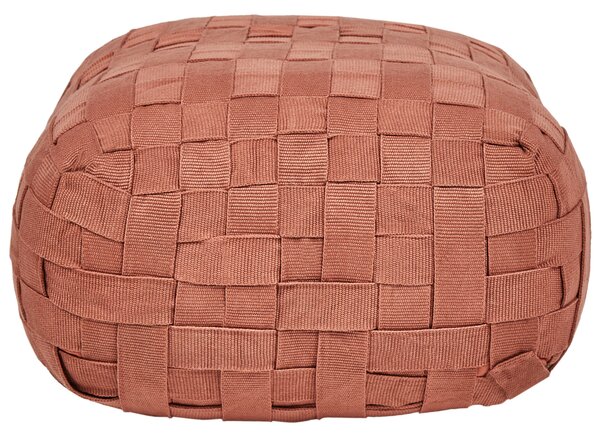 Záhradný taburet svetločervený syntetický materiál 50 x 50 cm štvorcový tvar pletený ručná výroba puf podnožka boho štýl interiér exteriér