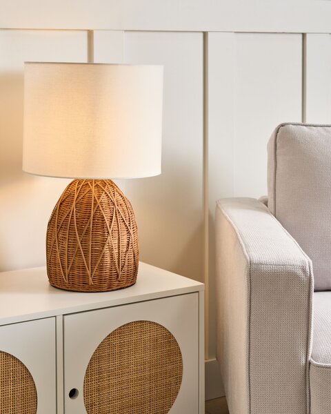 Stolná lampa prírodná ratanový podstavec biele látkové tienidlo boho japandi prímorský štýl obývačka spálňa