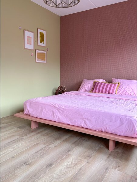 Svetloružová dvojlôžková posteľ z borovicového dreva s roštom 140x200 cm Japan – Karup Design