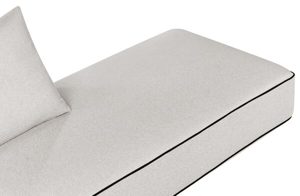 Leňoška svetlosivá látkové čalúnenie s vankúšmi moderný minimalistický štýl obývacia izba