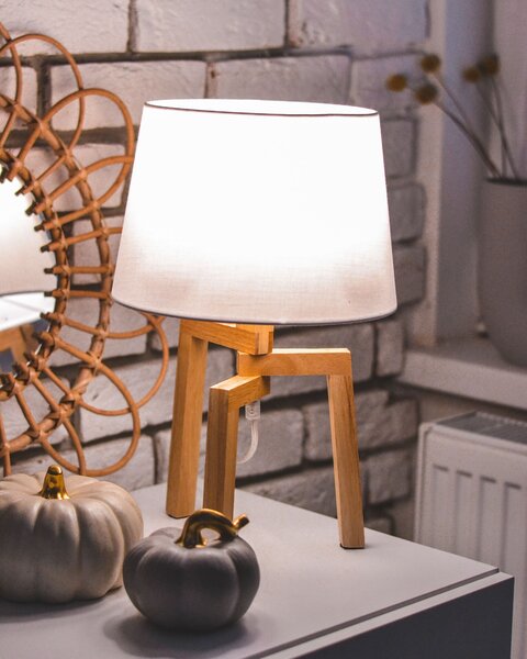 Stolná lampa s bielym látkovým tienidlom zo svetlého dreva s 3 nohami moderný štýl obývačka spálňa