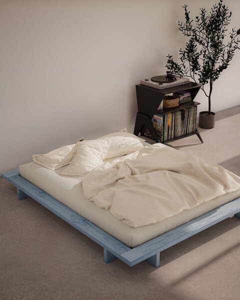 Svetlomodrá dvojlôžková posteľ z borovicového dreva s roštom 180x200 cm Japan – Karup Design