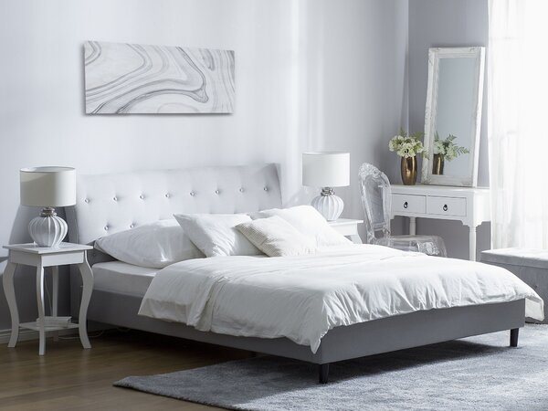 Posteľ svetlosivá látkové čalúnenie 140 x 200 cm prešívané čelo s gombíkmi v štýle Chesterfield lamelový rošt drevené nohy moderný štýl spálňa