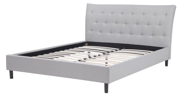 Posteľ svetlosivá látkové čalúnenie 140 x 200 cm prešívané čelo s gombíkmi v štýle Chesterfield lamelový rošt drevené nohy moderný štýl spálňa