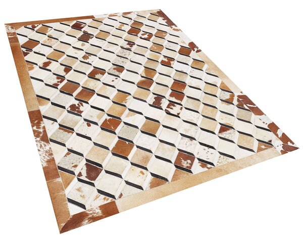 Koberec hnedá béžová hovädzia koža 160 x 230 cm geometrický patchworkový vzor obdĺžnikový tvar boho moderný štýl obývačka spálňa