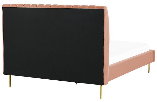 Čalúnená posteľ broskyňová zamatová 140 x 200 cm lamelový rošt vysoké čelo elegantný dizajn spálňa